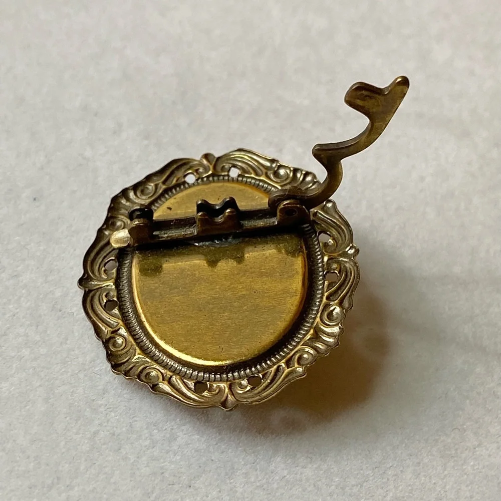 cameo from clasp