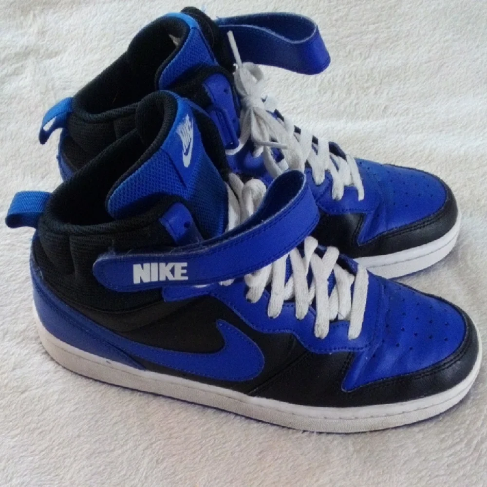 Nike Youth Size 7 =Womens 8.5 Blue and Black High-Top Sneakers.