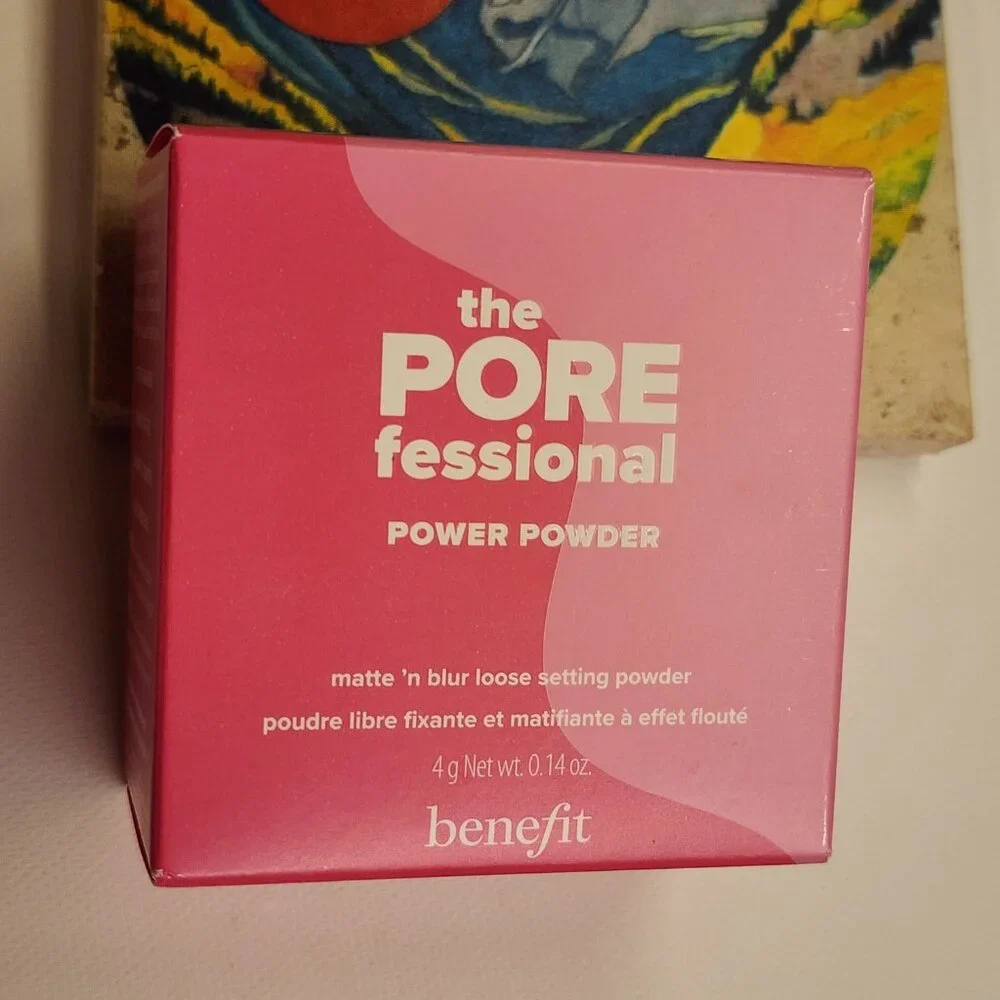 Benefit blurs pores
