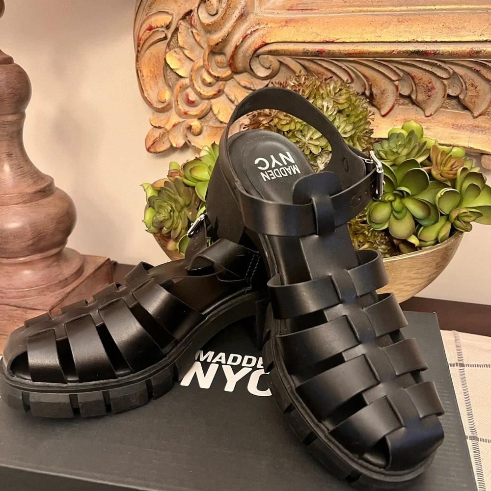 Madden NYC Black Platform Sandals NWT Women’s Size 8 Fall Perfect Trending