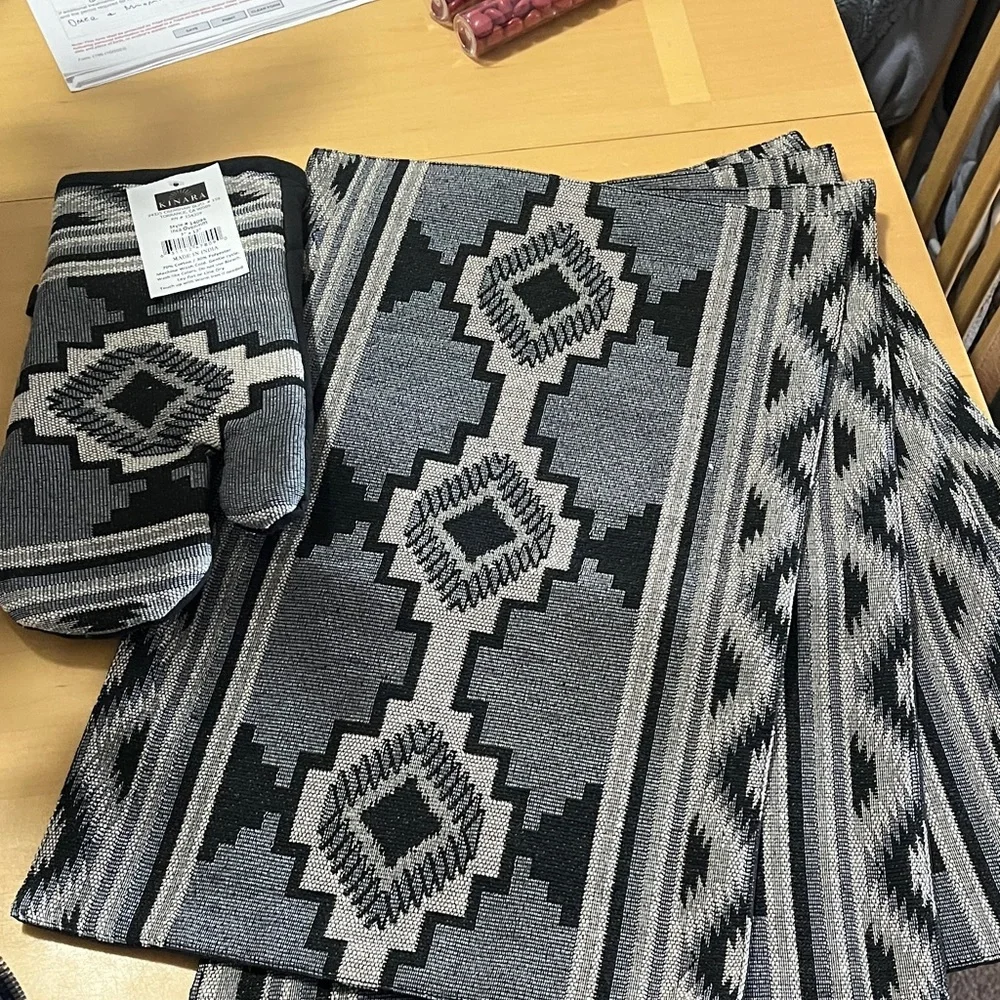 Set of 4 Southwestern Placemats and Pot Holder