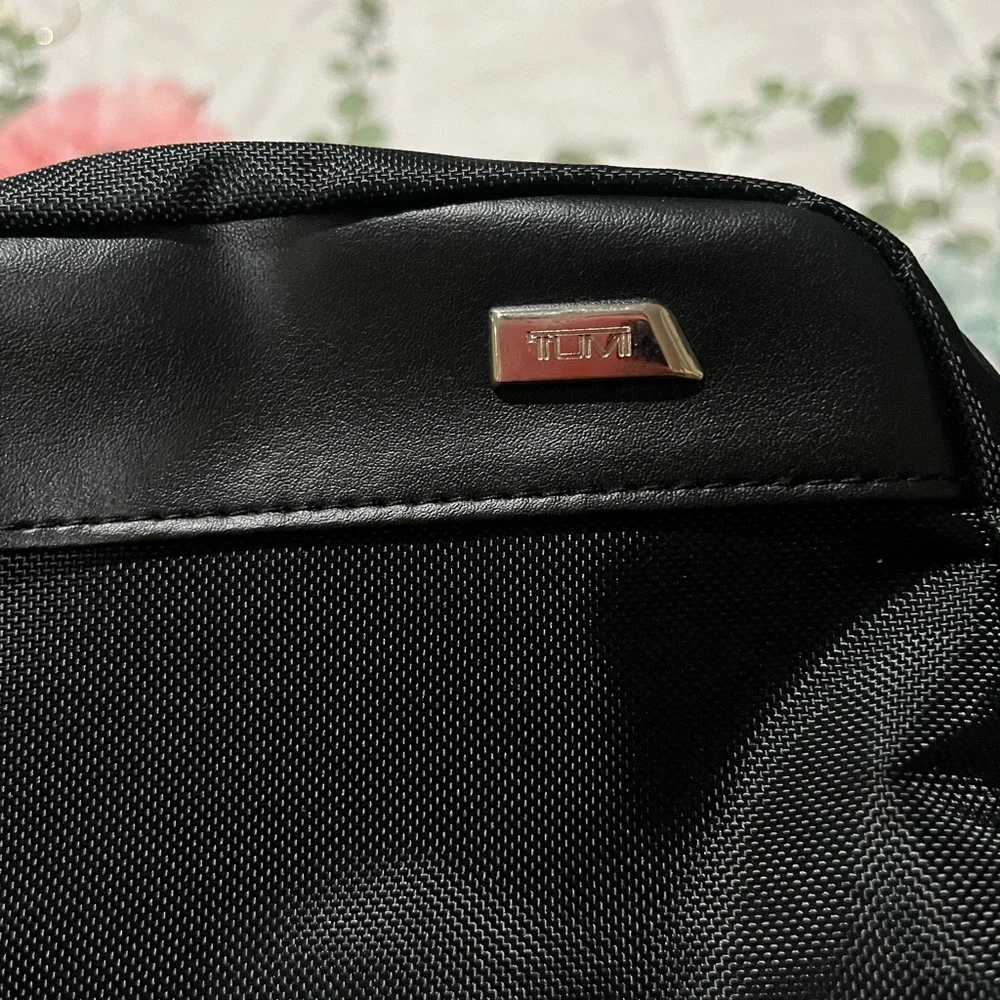 Tumi delta small