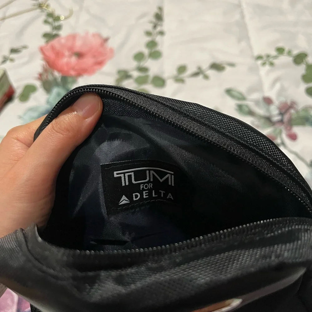 Tumi delta small