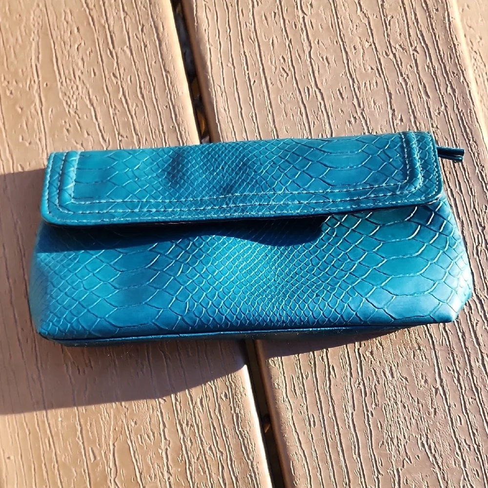 Luxurious Blue Snakeskin Clutch‎