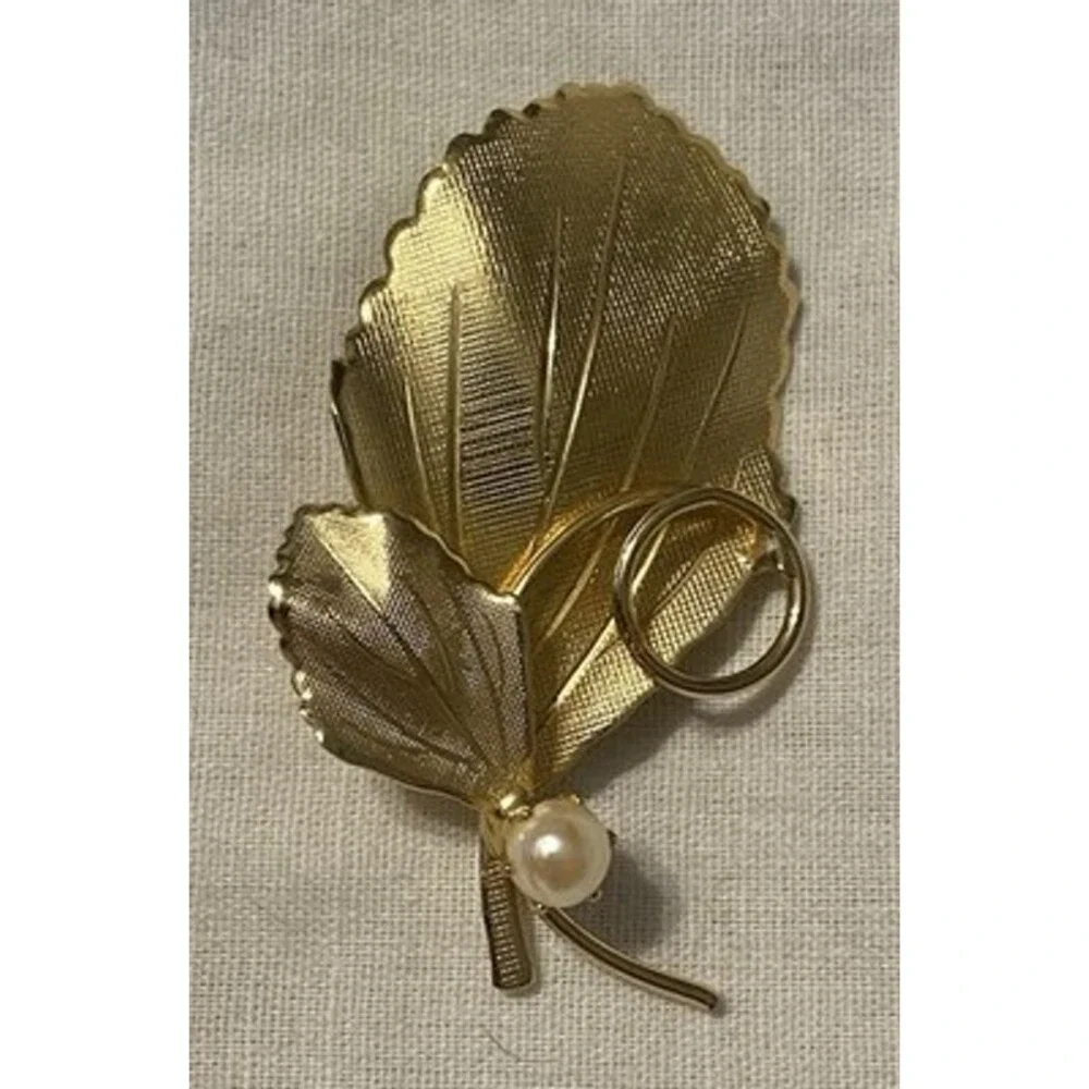 LOVELY VINTAGE ETCHED LEAVES REAL AKOYA SEA PEARL GOLD PLATED PIN BROOCH -1.6