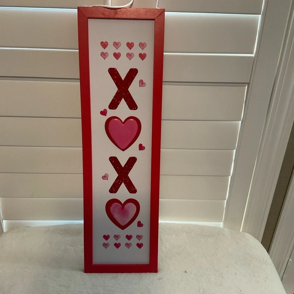Red and White Holiday Wall Decor