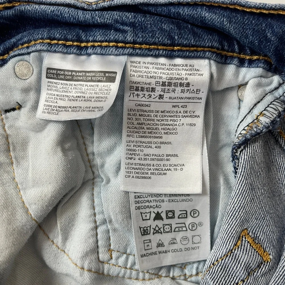 Levis sizing title