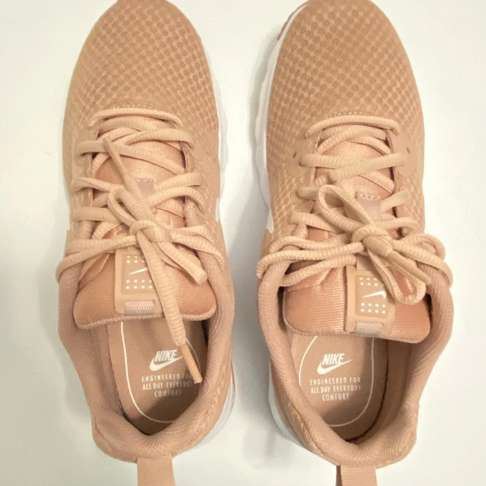 Nike Air Max Motion LW Women 8.5 Rose Gold  Mesh Running Shoes 819957-800