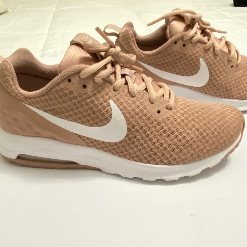 Nike Air Max Motion LW Women 8.5 Rose Gold  Mesh Running Shoes 819957-800