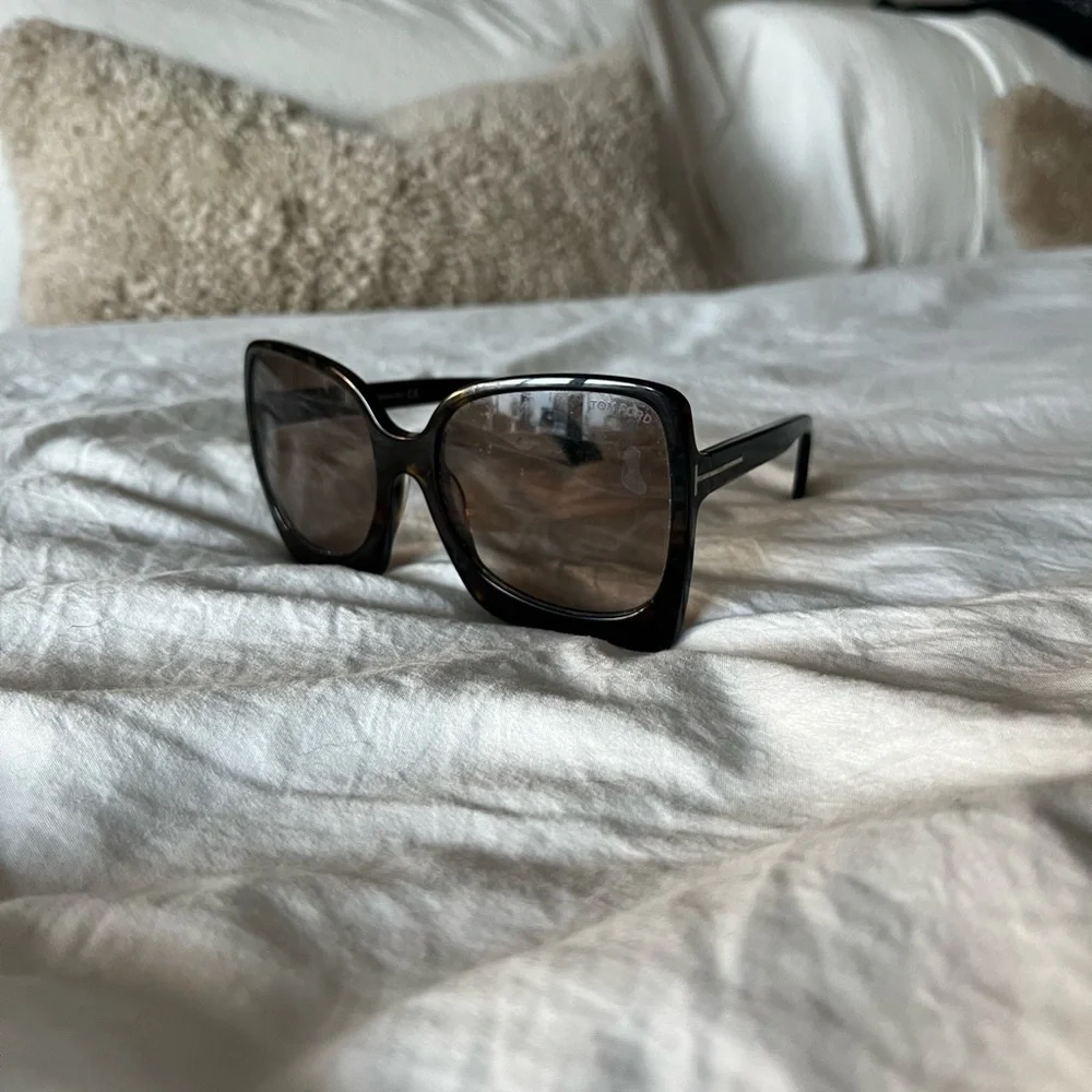 Tom Ford LARGE SUNGLASSES