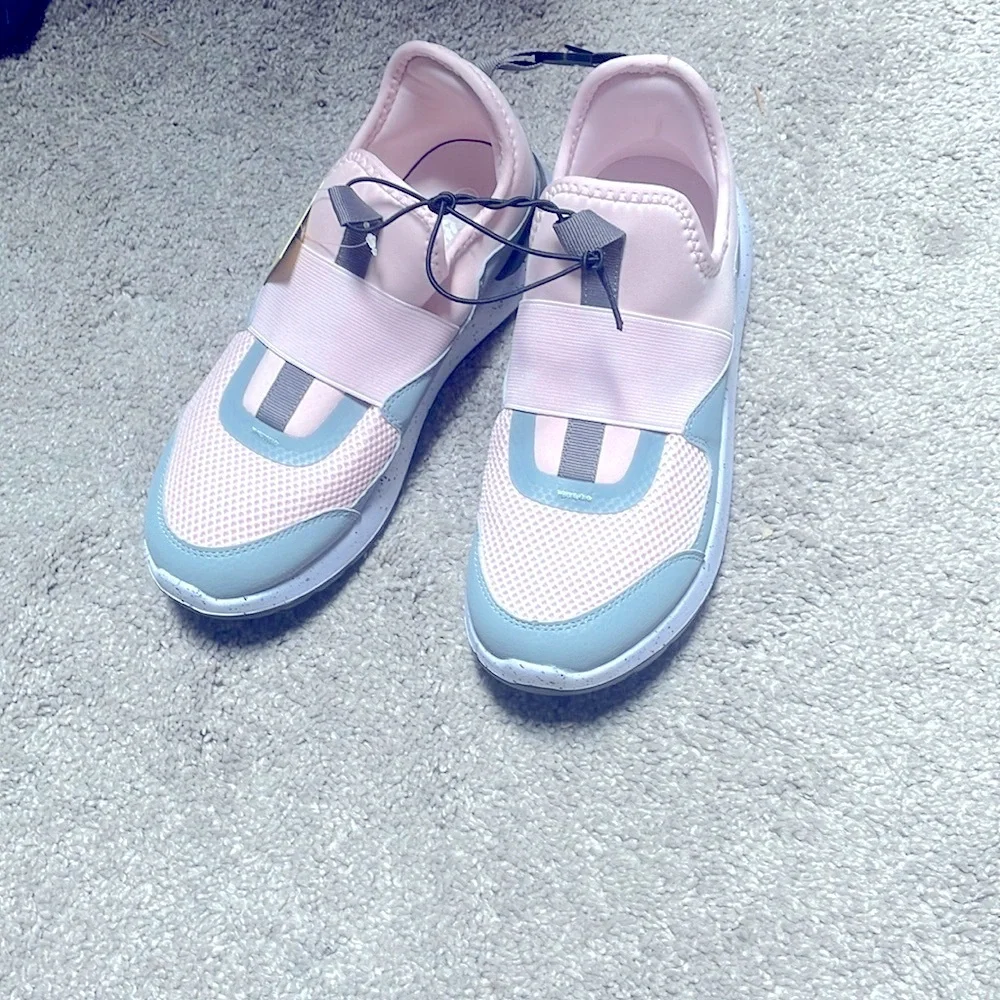 New pink color block tennis shoes  all in motion size 6