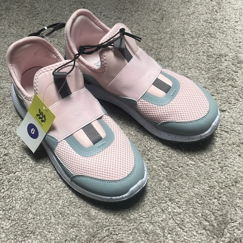 New pink color block tennis shoes  all in motion size 6