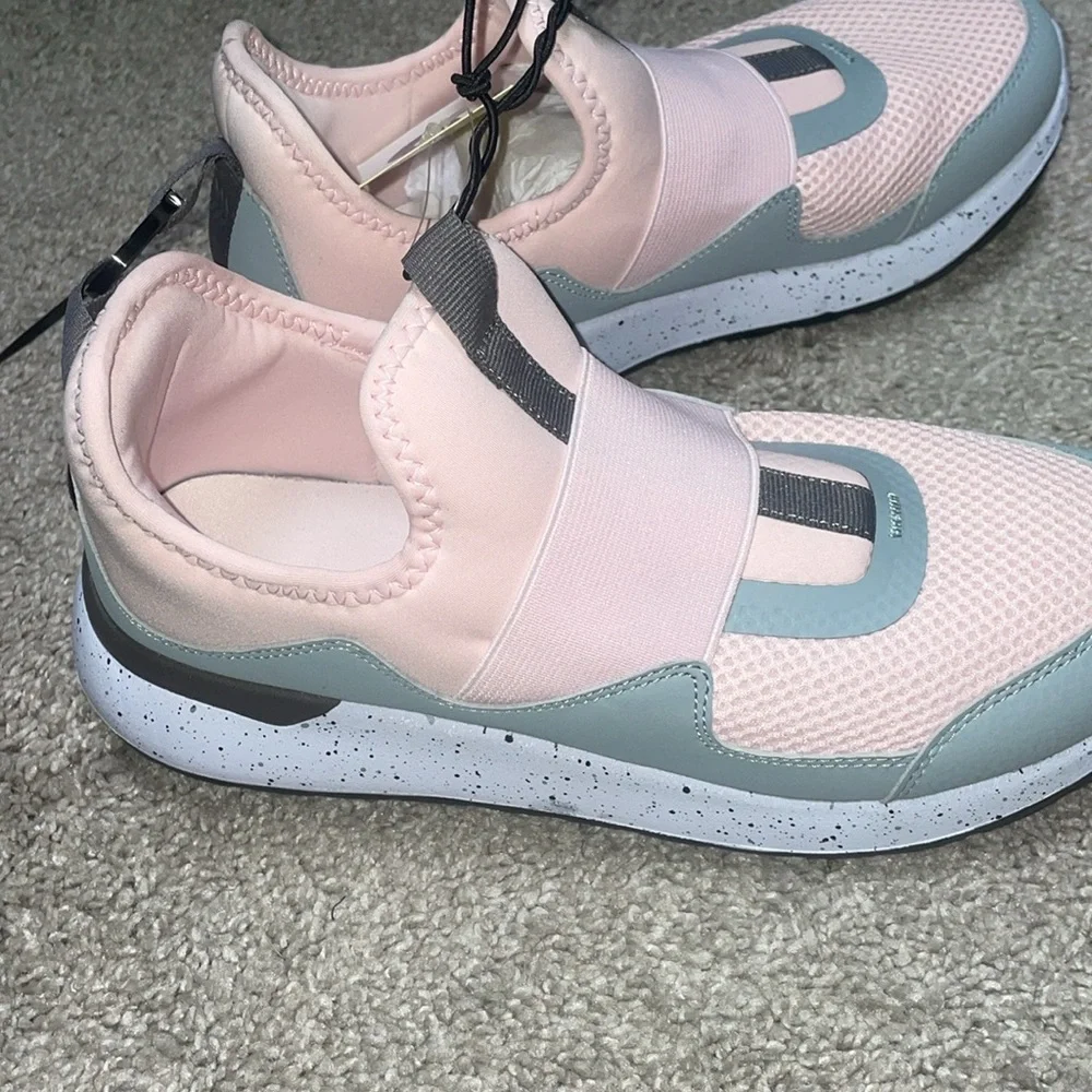 New pink color block tennis shoes  all in motion size 6