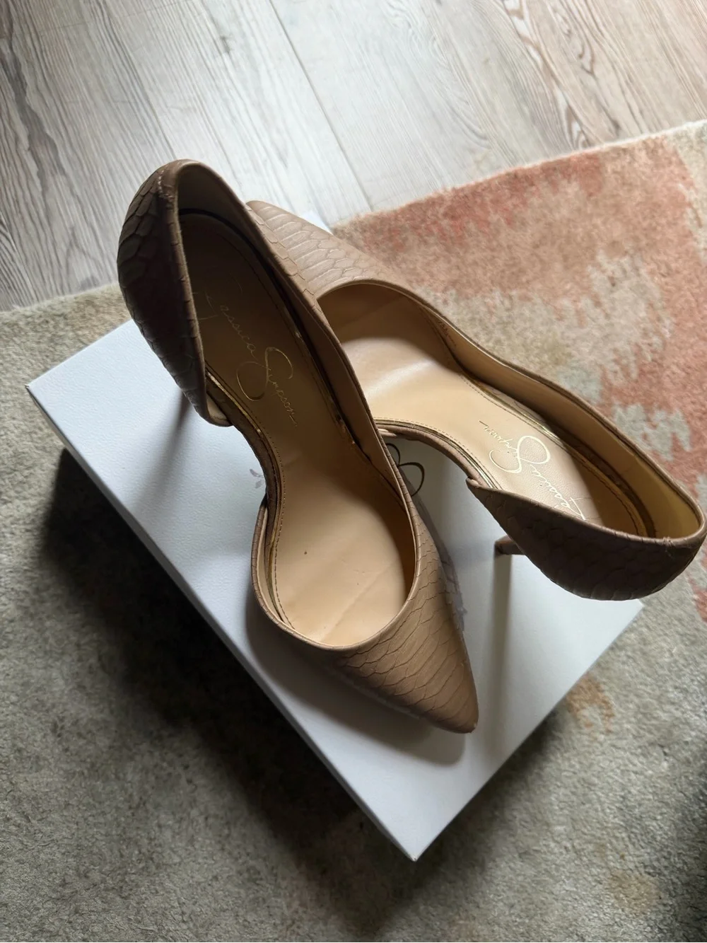Jessica Simpson chic pointed
