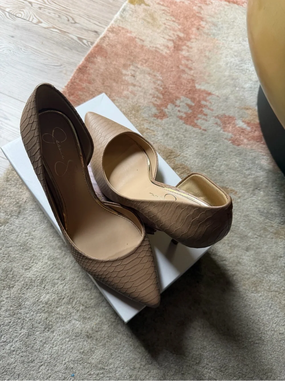 Jessica Simpson chic pointed
