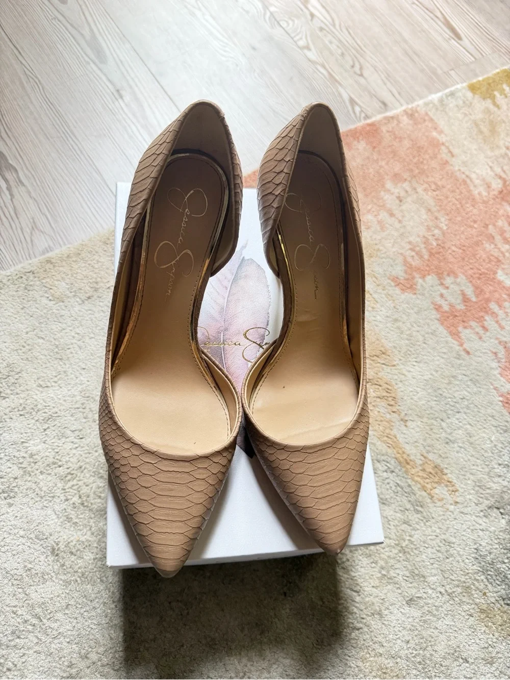 Jessica Simpson chic pointed