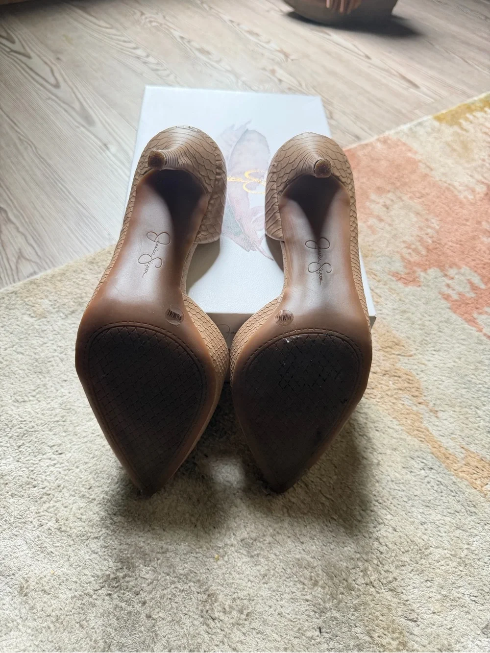 Jessica Simpson chic pointed