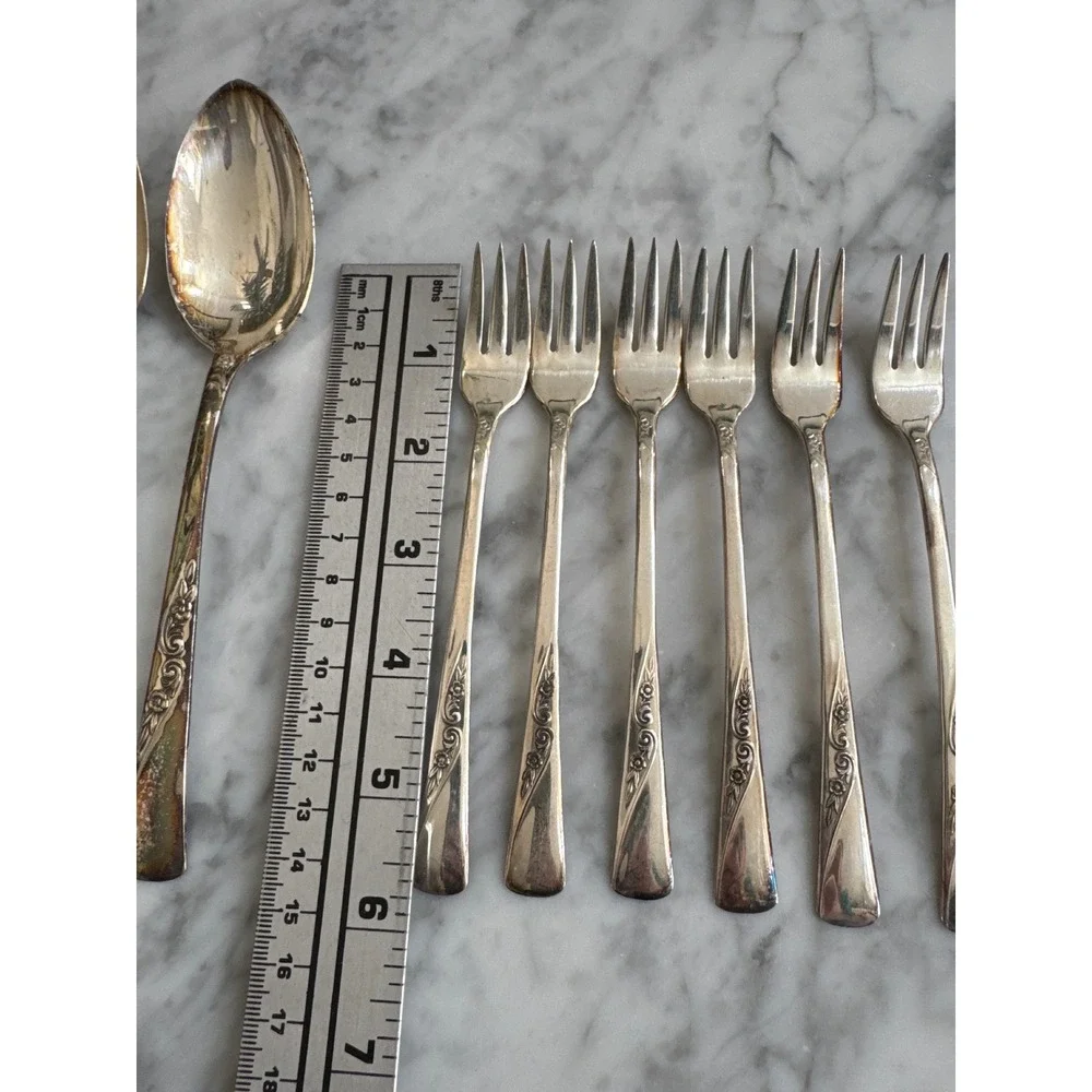 International Silver showcases floral
