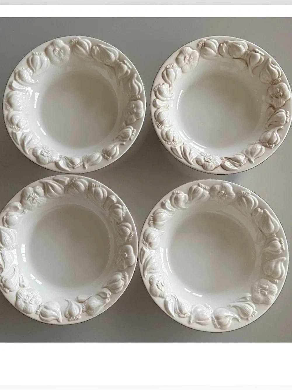 4 Pottery Barn 10' White Pasta Bowls Embossed Garlic Bulb Rims Made In Italy 4