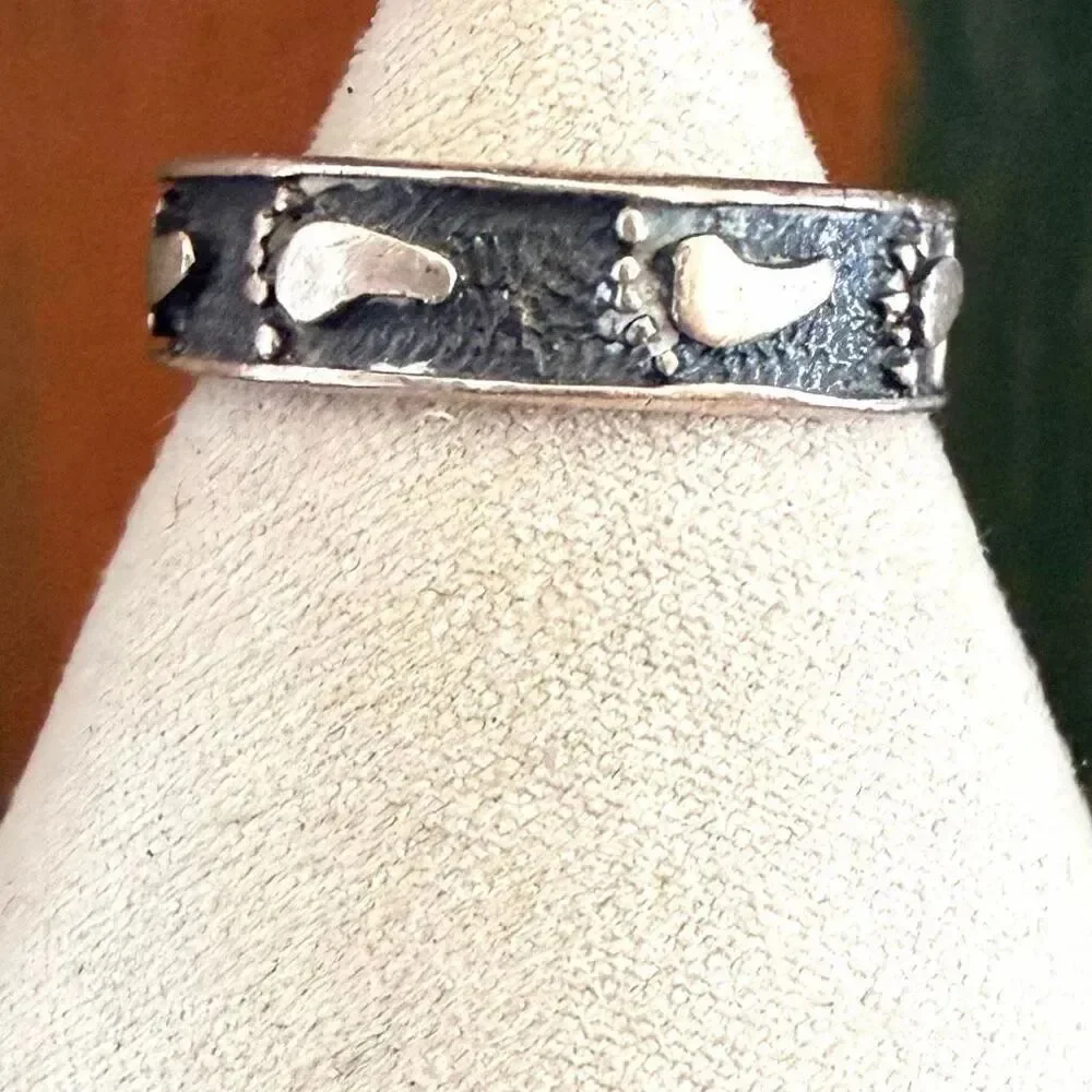 Vintage 925 Sterling Silver Footprint Band Ring Oxidized Walking Path Design