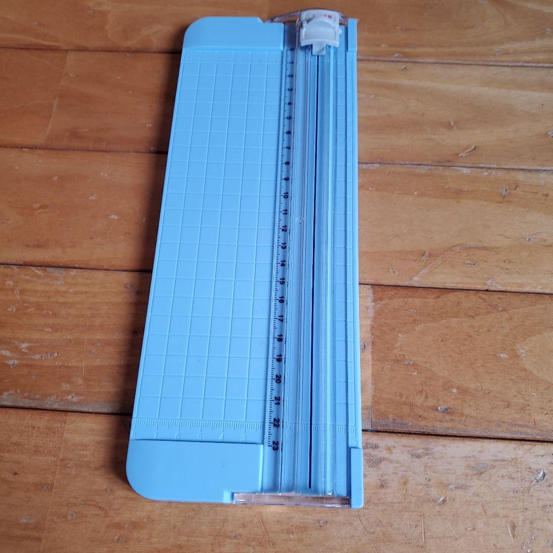 Plastic cutting machine