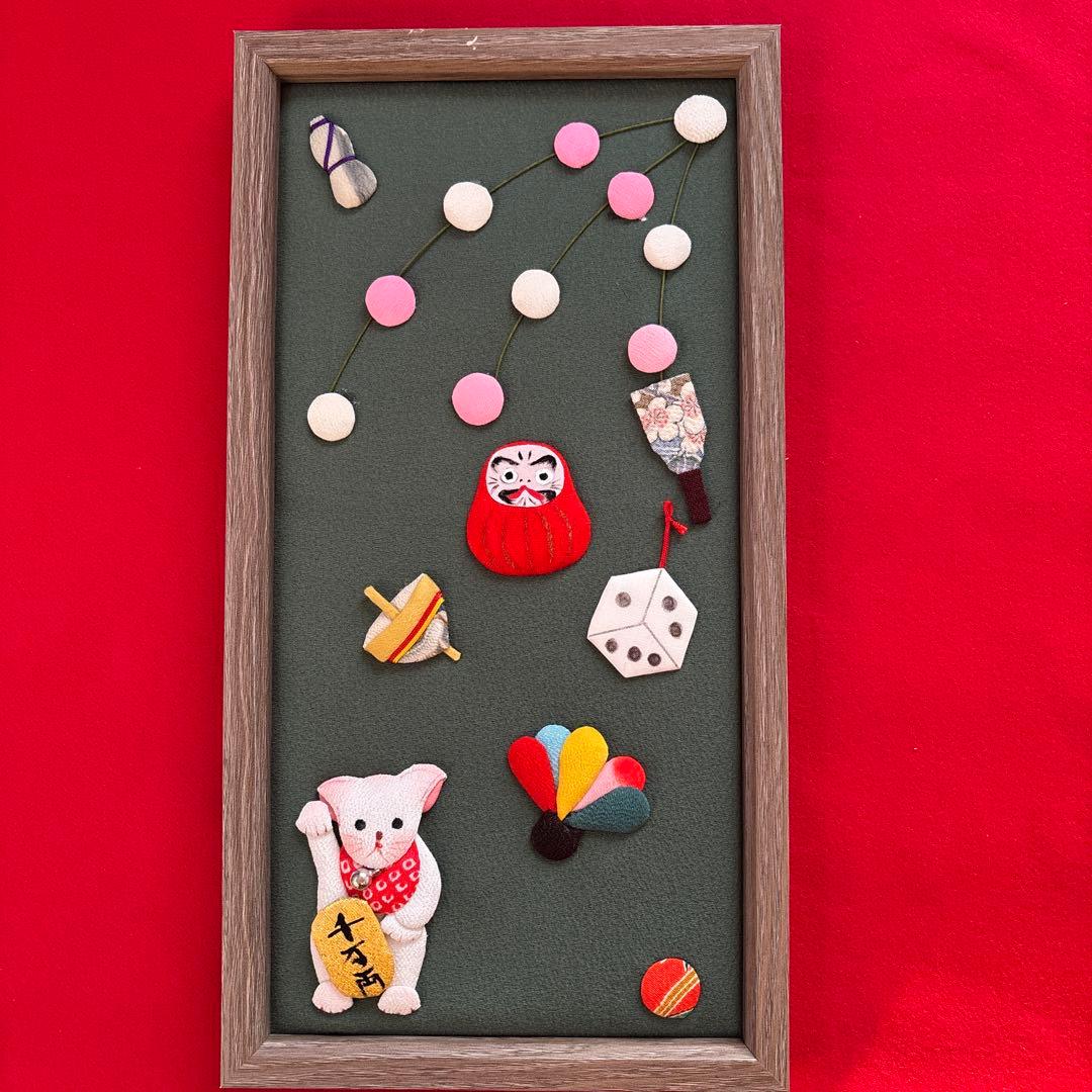 New Year's decoration: Maneki-neko (beckoning cat), Daruma doll, Hagoita (New Year's battledore)